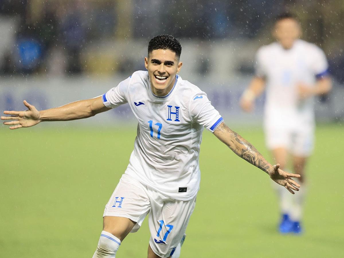 Luis Palma celebrando uno de sus goles contra México.