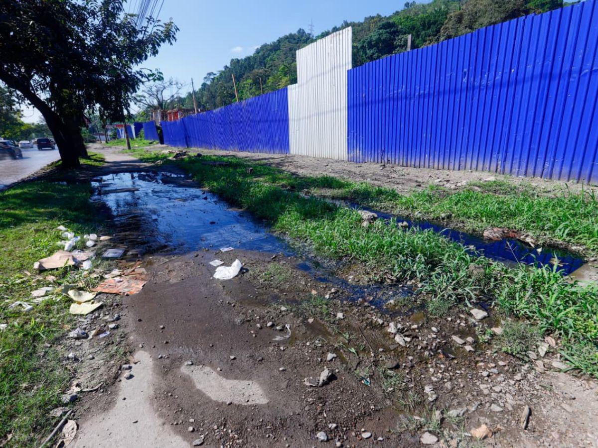 Derrame de aguas negras en el bulevar del sur acumula meses de contaminación