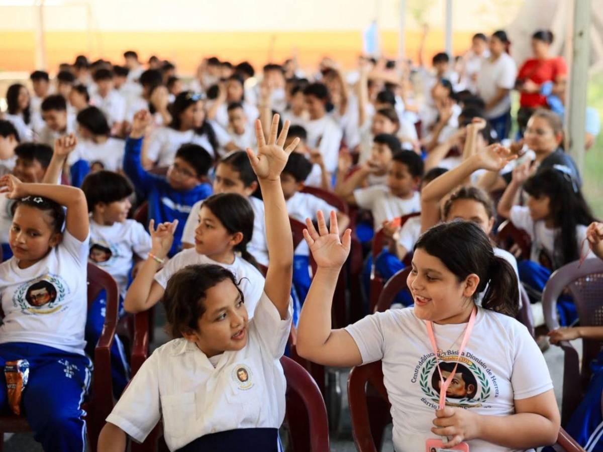 Mente Sana y patrocinadores llevan jornada especial al CEB Dionisio de Herrera