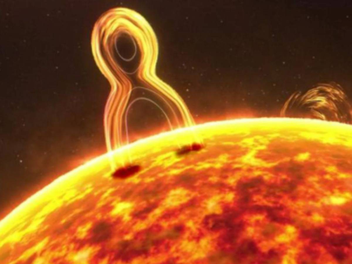 Impactante: Captan a misterioso y gigantesco objeto salir del Sol