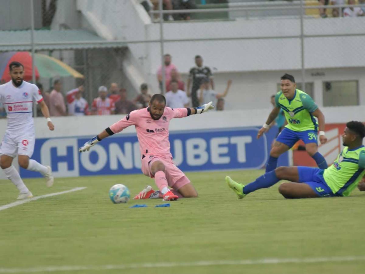 Jeaustin Campos se pelea con hinchas, Olimpia sufre, linduras y descuido en Comayagua