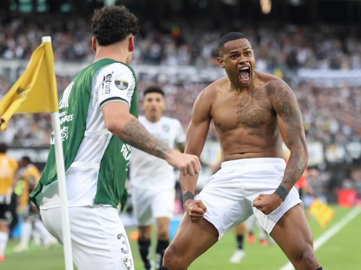 La euforia de Júnior Santos tras su gol que cerró el triunfo del Botafogo en la final de la Copa Libertadores.