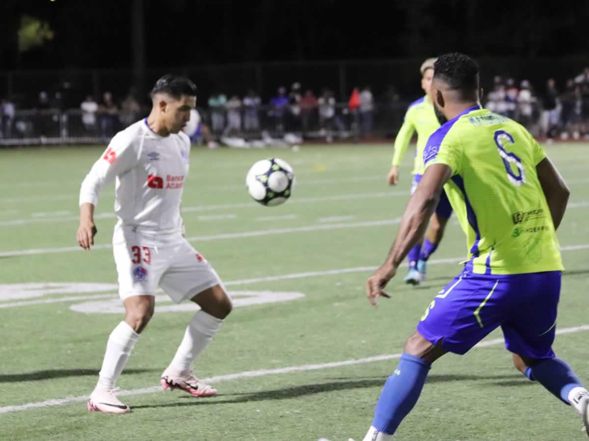 Michaell Chirinos sorprendió al aparecer jugando de titular tras caerse de la convocatoria de la Selección de Honduras por una lesión.
