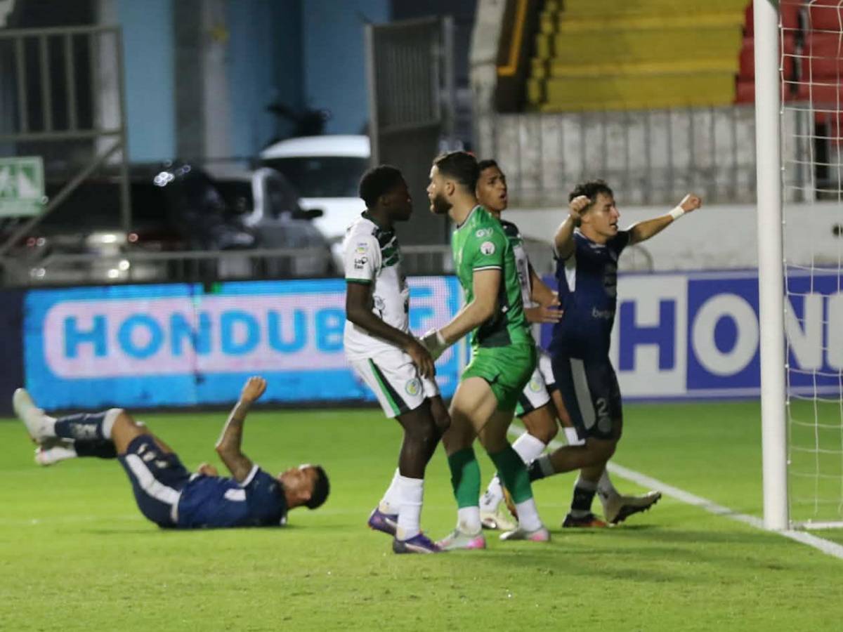 Marcó triplete y recibió beso, polémicas del FVS, selfie de Motagua y Victoria se hunde
