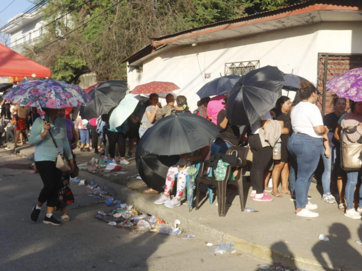 Entrega de bono familiar termina en caos y disparos en escuela de San Pedro Sula