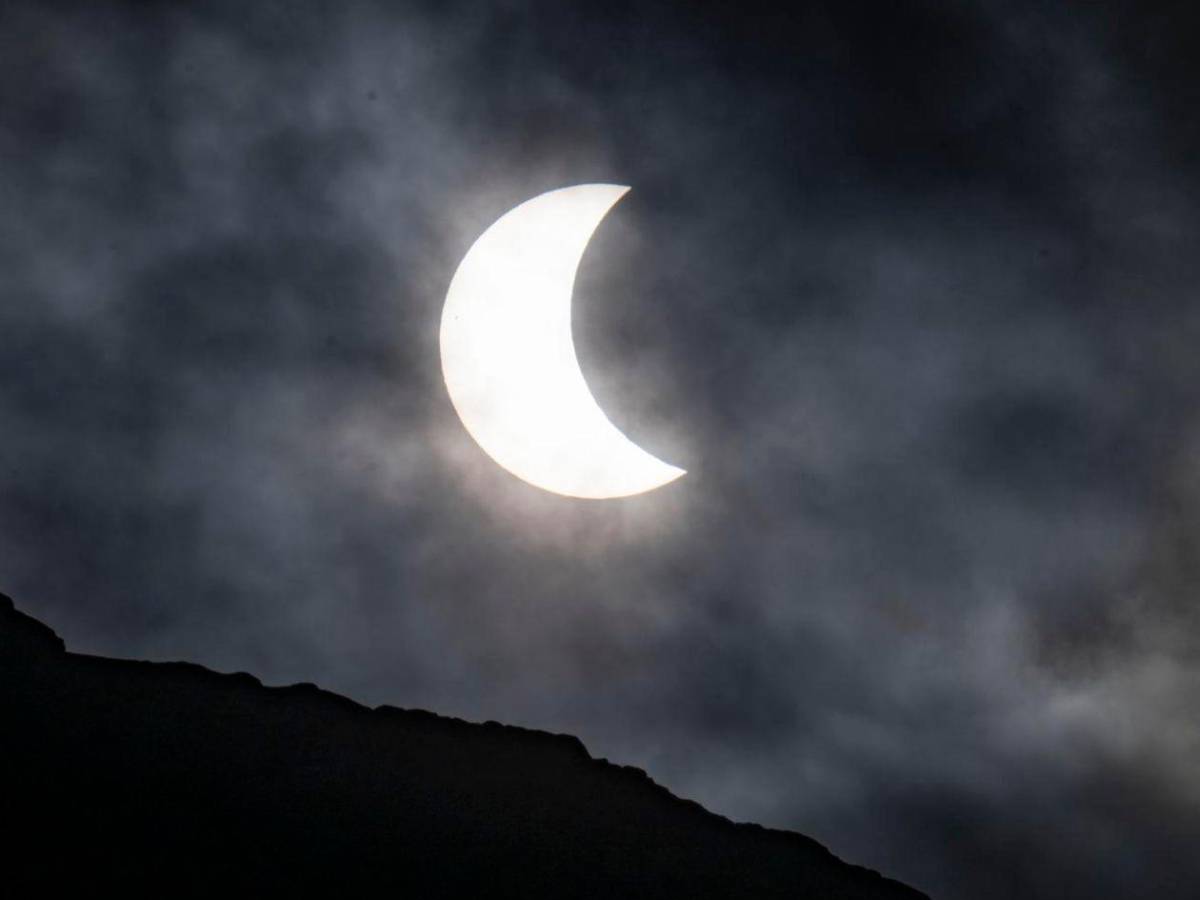 El cielo se oscurece este sábado: así se vive el eclipse solar parcial en impactantes imágenes
