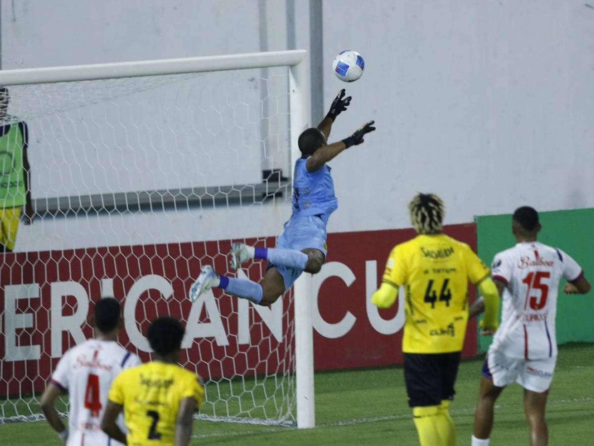 Decepción en el Real España, el villano, héroe, esposa de jugador y la chica del Plaza Amador