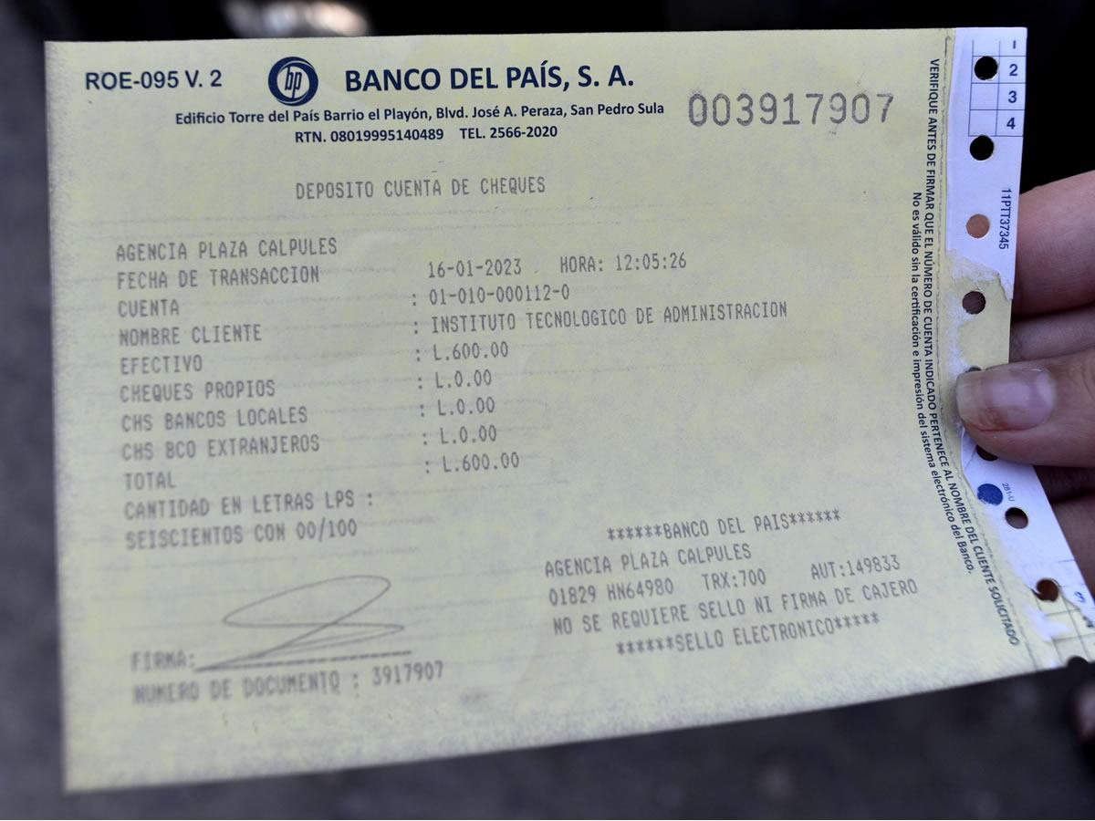 Periodistas de LA PRENSA realizaron un recorrido ayer por varios centros educativos de la ciudad para constatar las denuncias interpuestas ante este rotativo por un grupo de padres de familia.