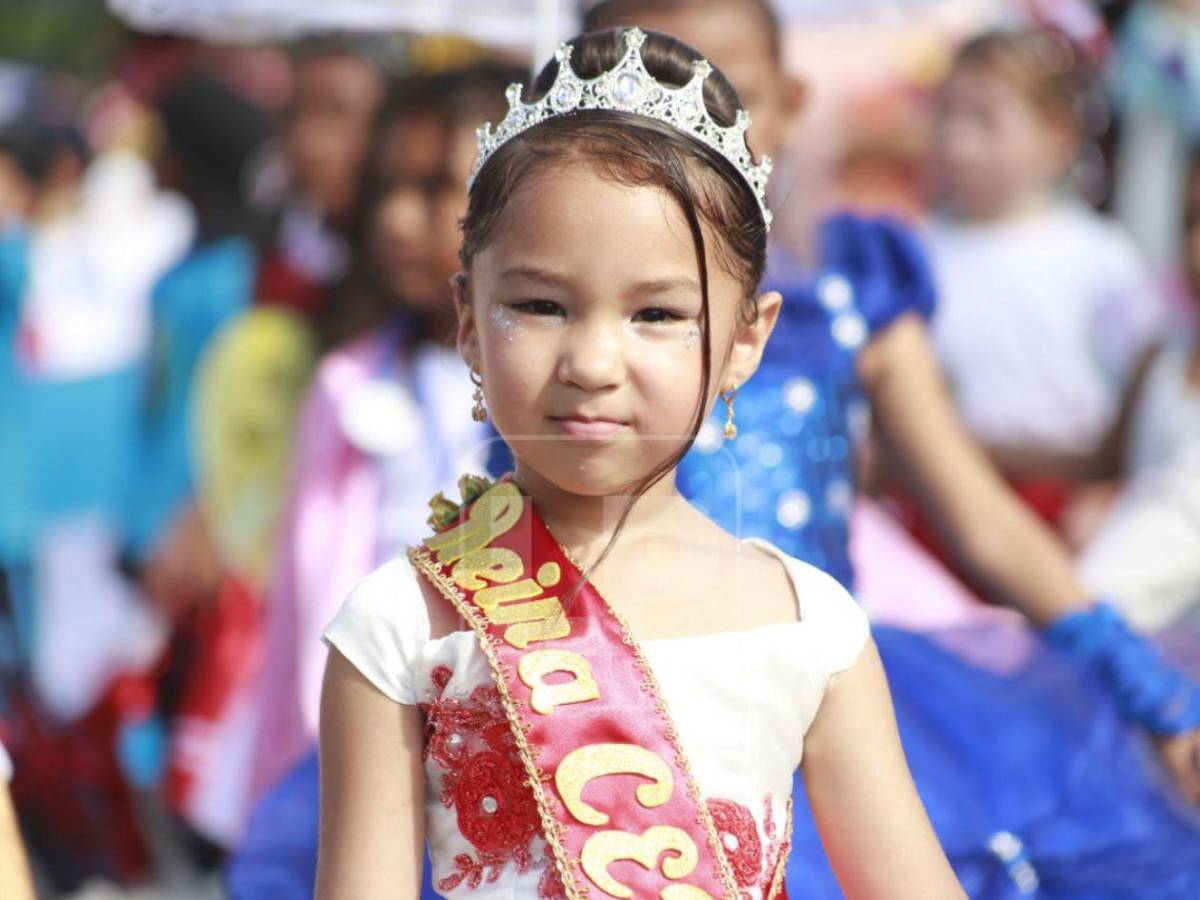Entre ternura y orgullo patrio, niños se roban las miradas en los desfiles en SPS