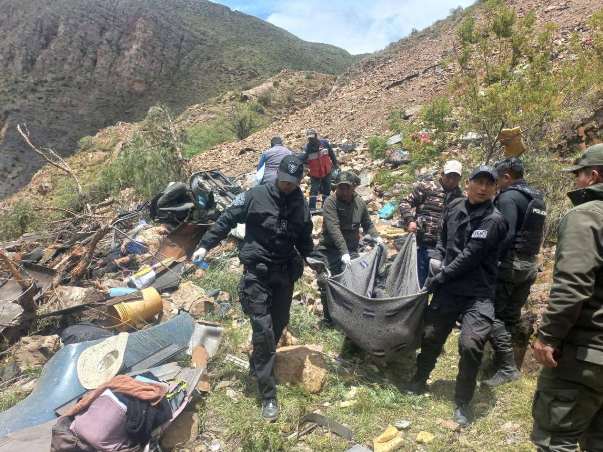Bus cae a un barranco y deja 31 muertos y 15 heridos