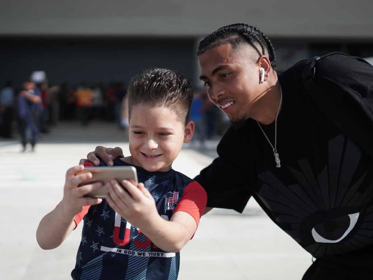 Un pequeño aficionado se tomó una fotografía con Rigo Rivas.