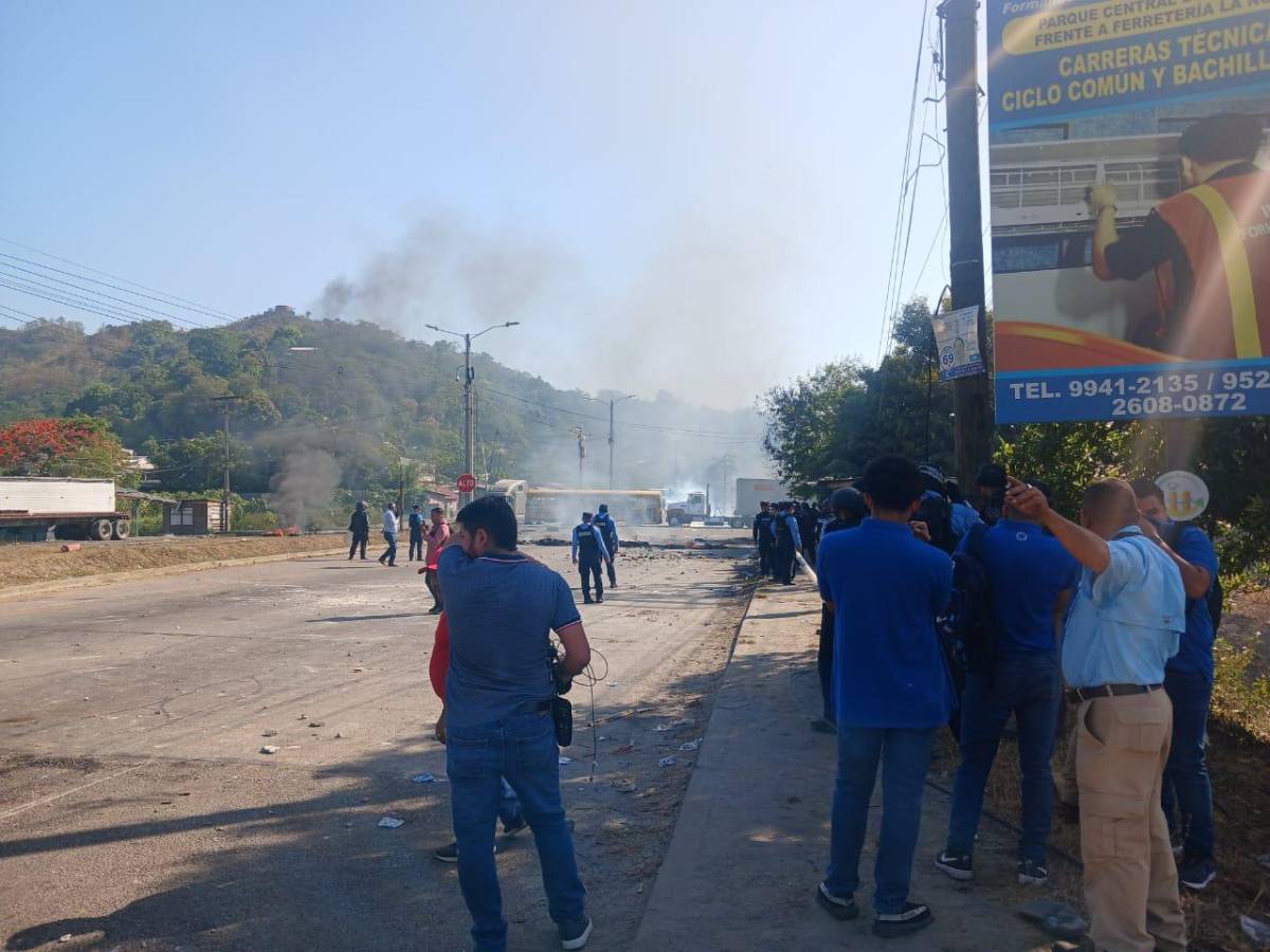 Incendian rastra durante protesta de socios de Koriun en Choloma