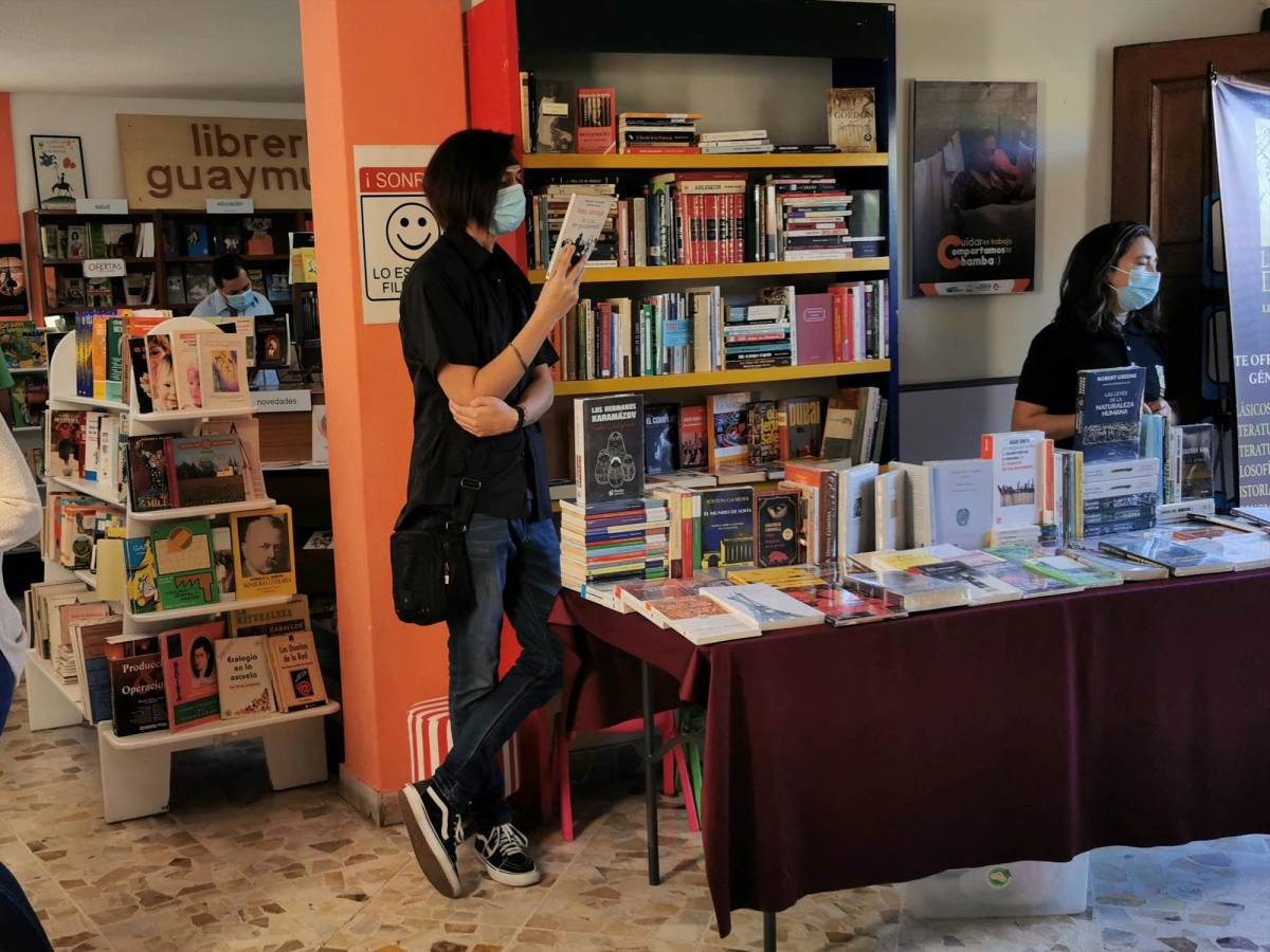 Asistentes observan libros durante la Primera expoventa de libros 2022, en Tegucigalpa.
