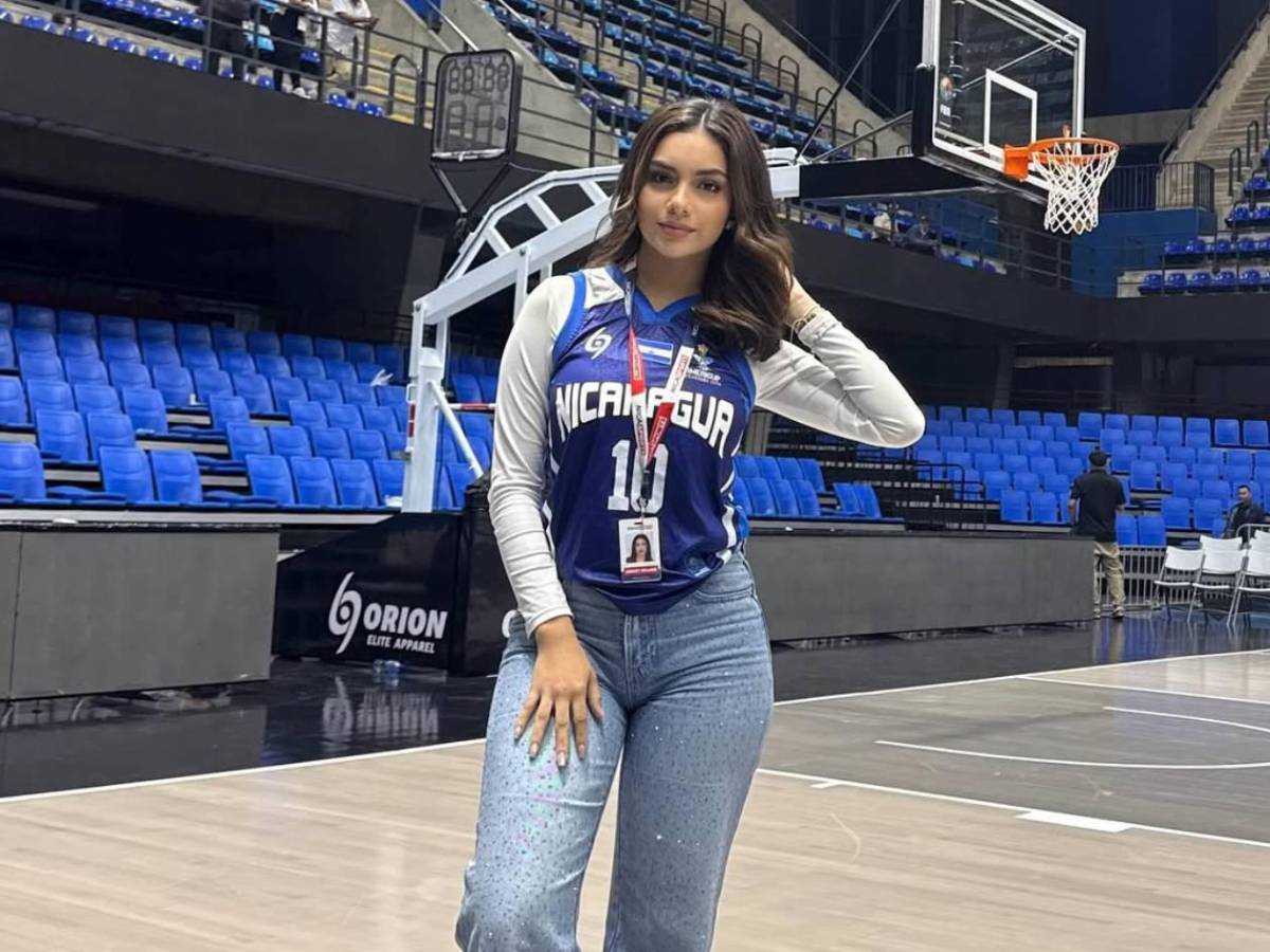 Reina llega San Pedro Sula por partido y las miradas se van sobre ella
