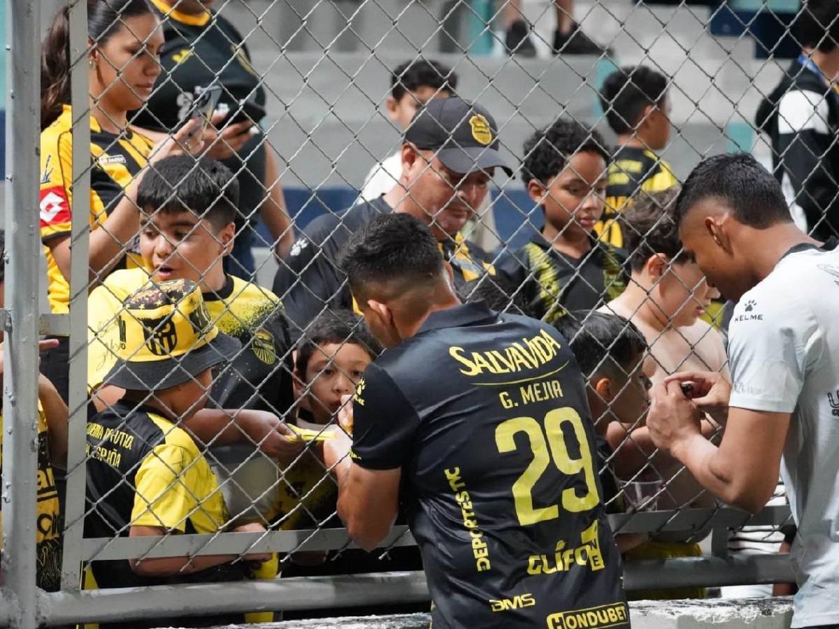 Alegría del Real España, chicas, susto con jugador y gesto de Jeaustin