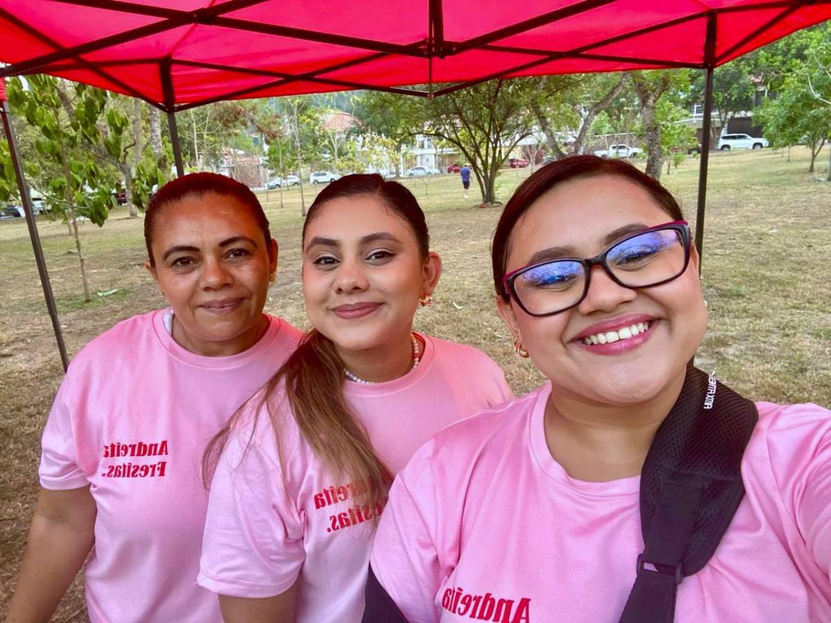 Andrea posa orgullosa con su madre y su hermana