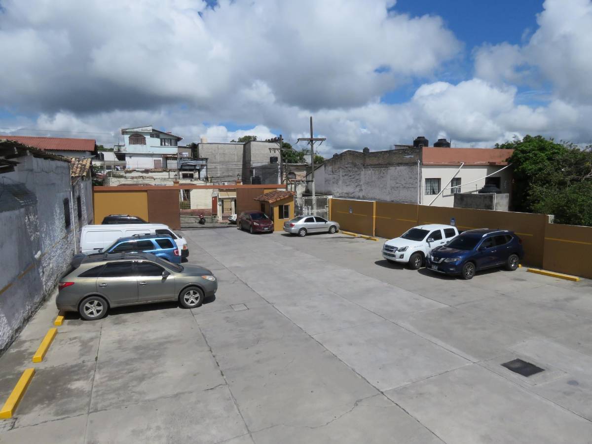 El hotel cuenta con un amplio estacionamiento.