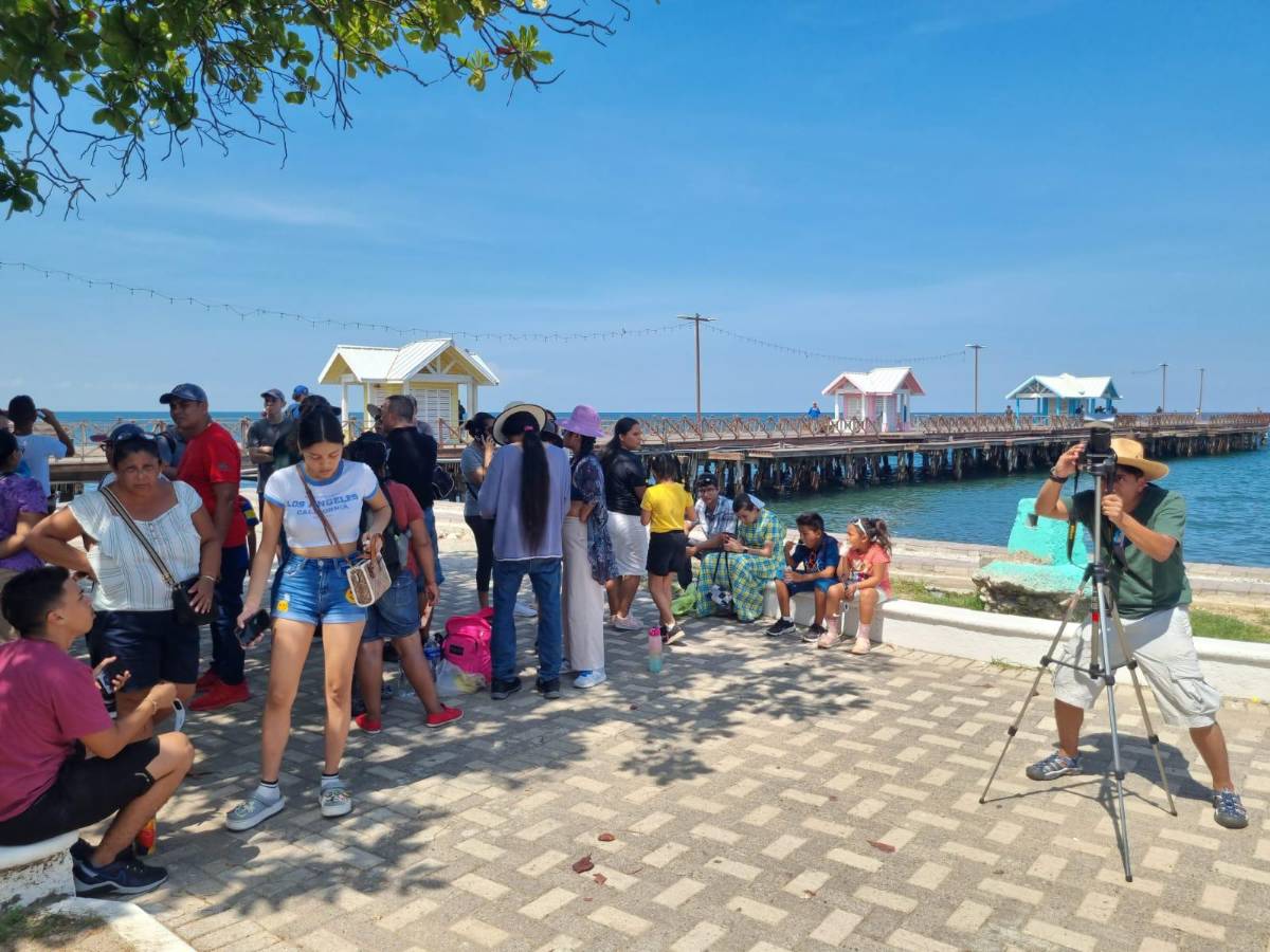 En La Ceiba muchas personas se han concentrado en el malecón.