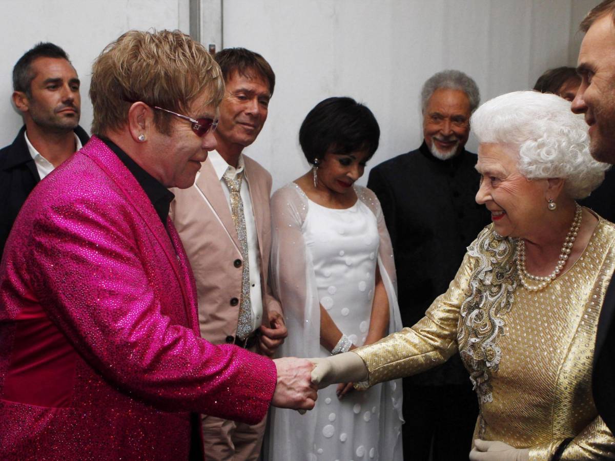 Sir Elton John encabeza los homenajes del mundo del espectáculo a la reina Isabel II