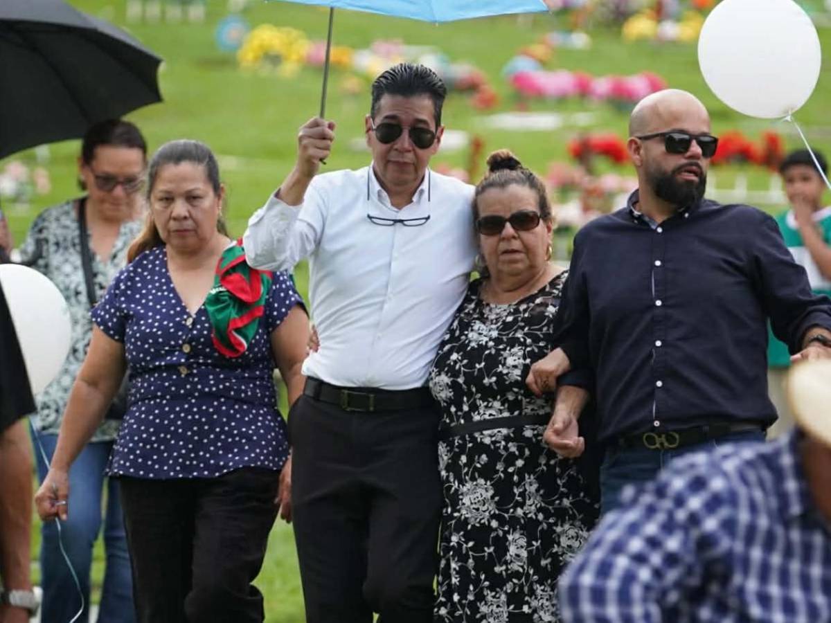 Consternación: Doña Estelina y familiares se quebrantaron en sepelio de Orinson Amaya