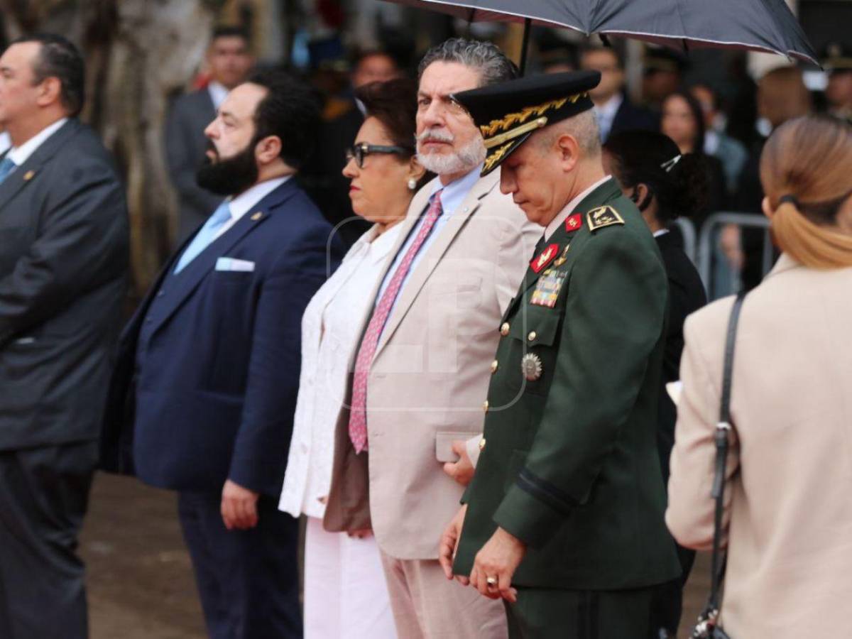 Nublado y con una ausencia: las imágenes que dejó la izada de la Bandera Nacional