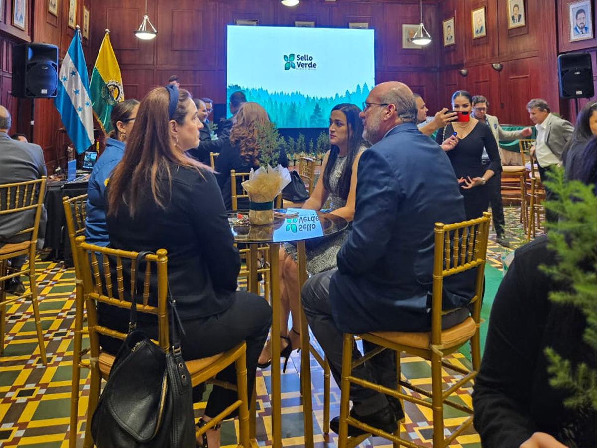 Representantes de la empresa Zeta Gas Honduras presentes en la primera edición del premio Sello Verde.