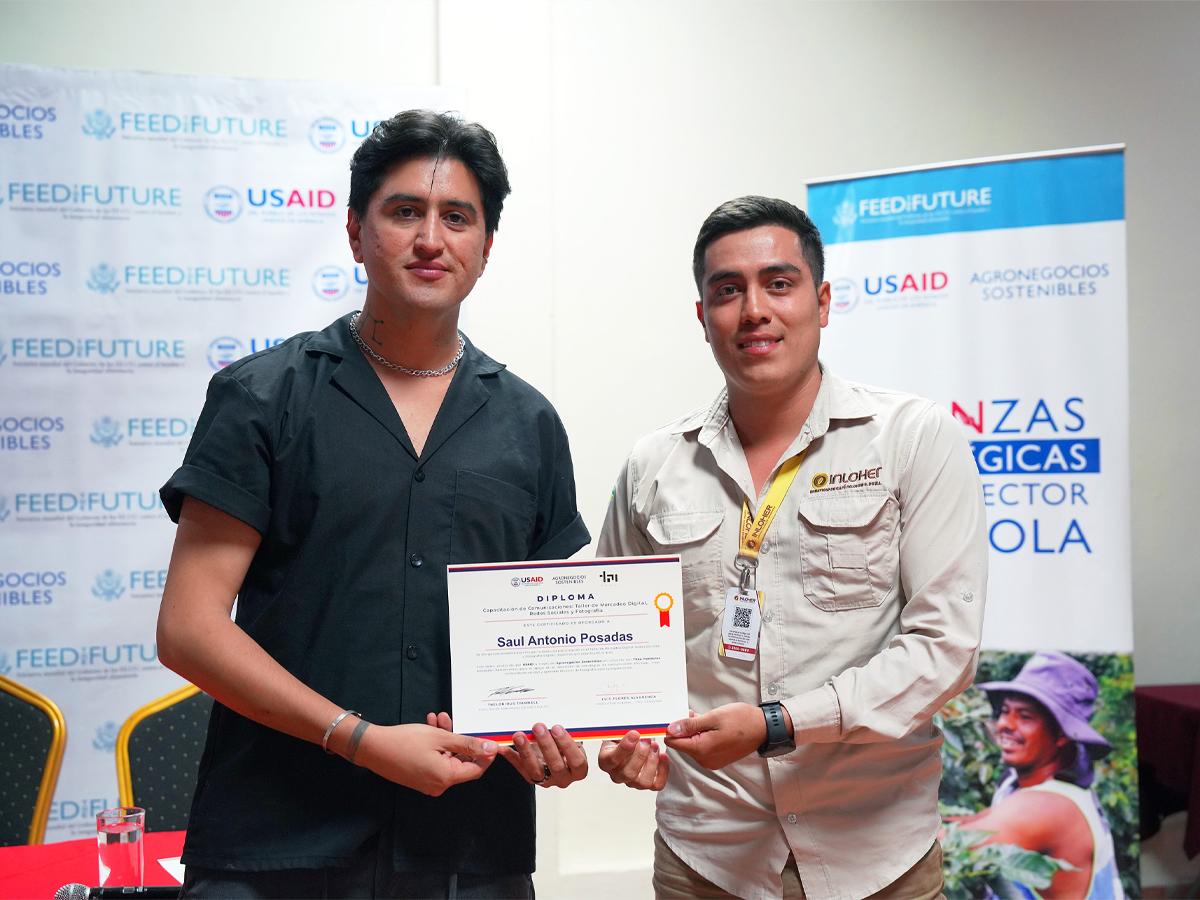 Al finalizar la capacitación, los socios recibieron un diploma de participación en el taller.