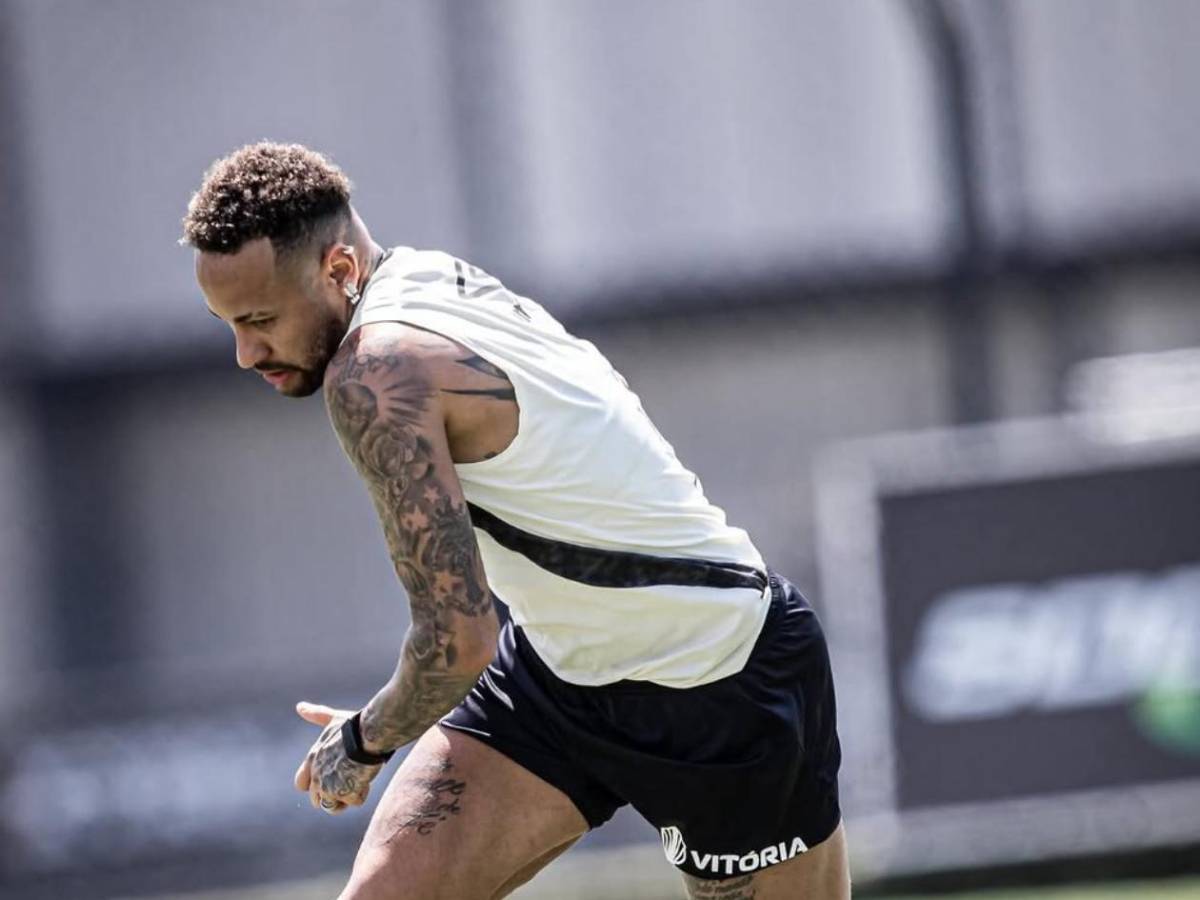 Neymar negocia su salida del Santos e iría a impensado club: Hondureño atento