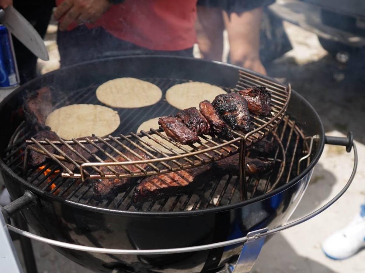 Carne asada y buen ambiente: Furor por Honduras vs Guatemala en Miami