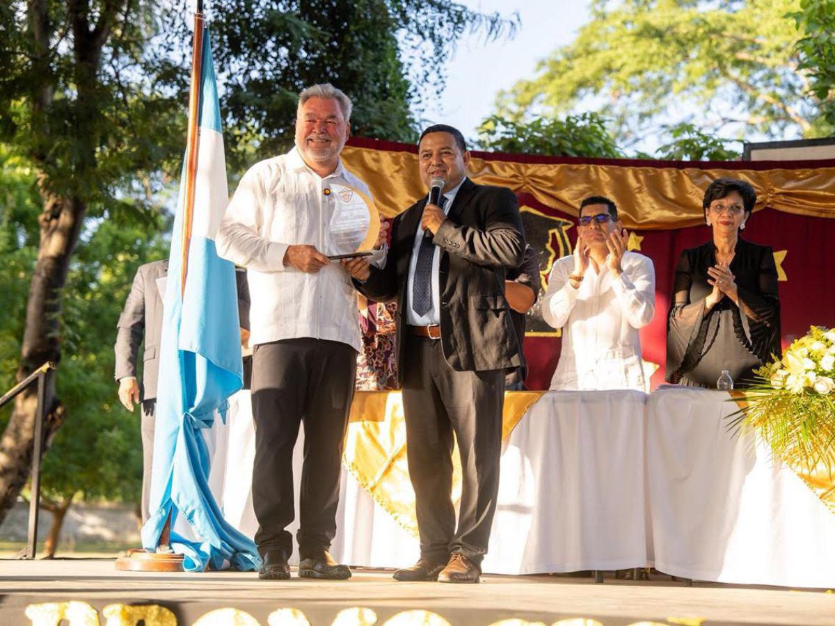 El motivador mensaje de Roberto Contreras para graduandos en Chamelecón
