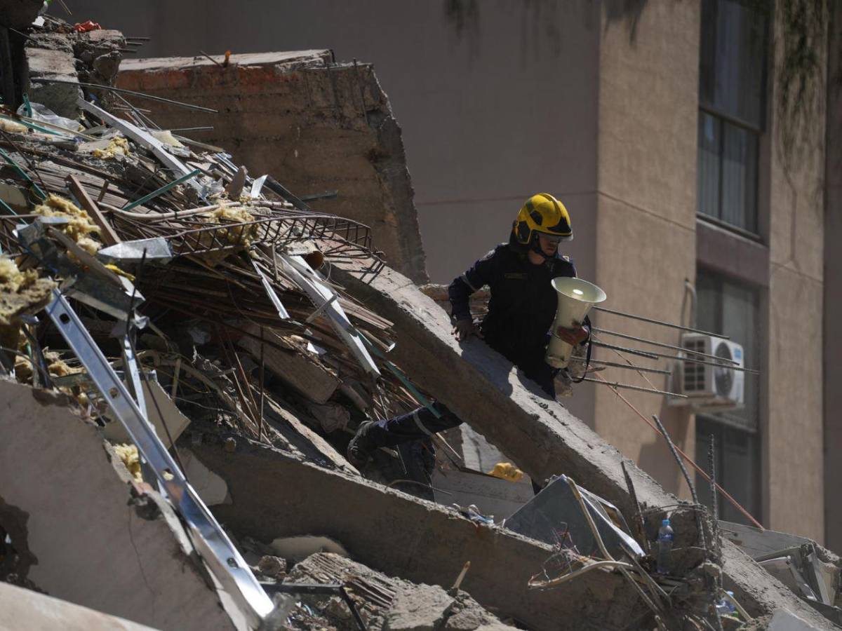 Tenía una corazonada: entre escombros, madre busca a su hijo tras el terremoto que sacudió a Colombia