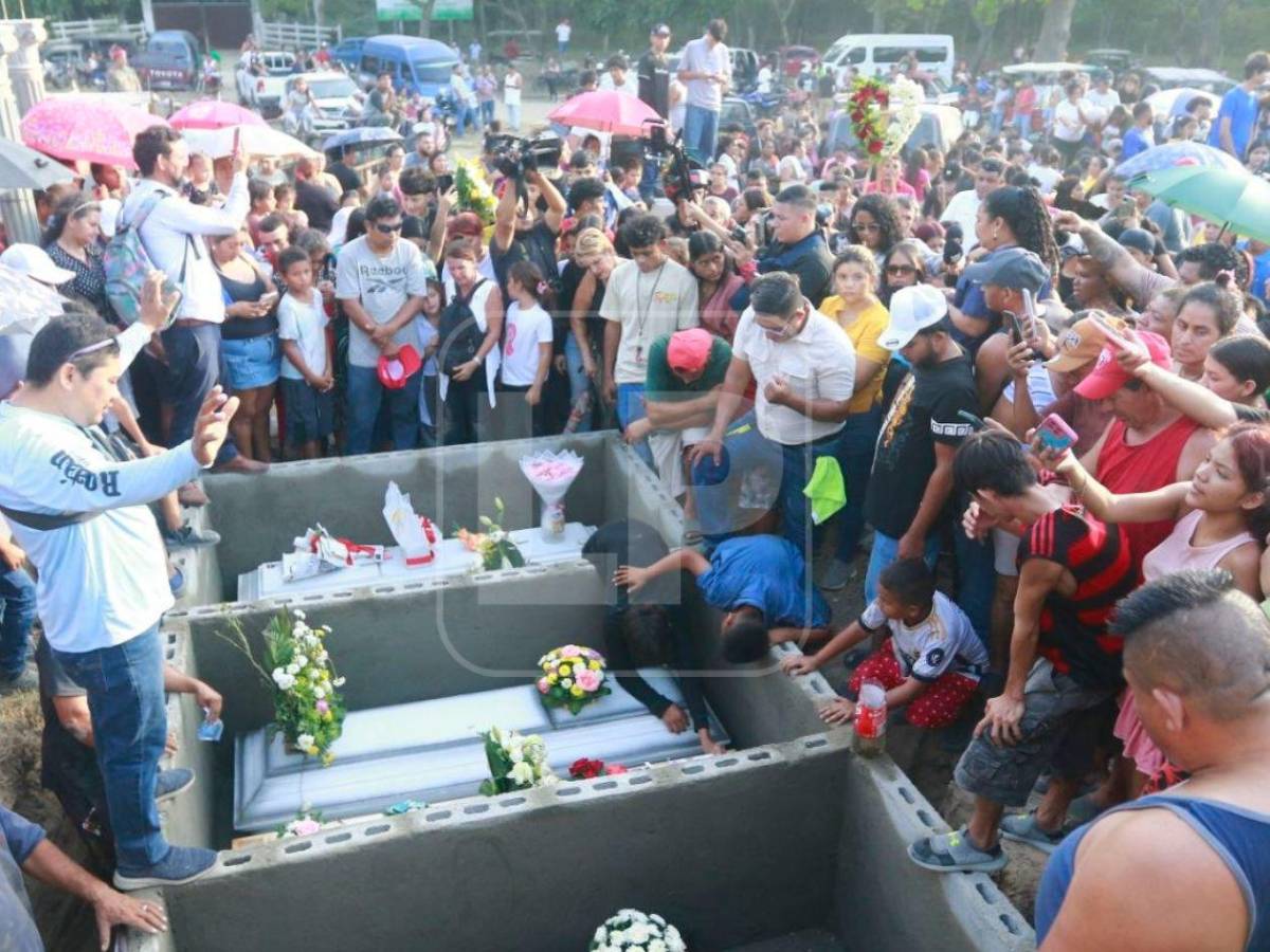 Desgarrador adiós: Madre al borde del desmayo entierra a sus cinco hijos muertos en incendio