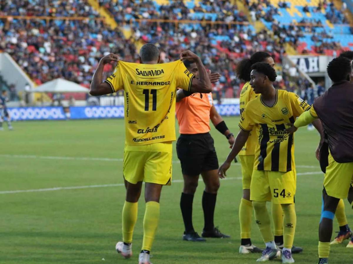 'Tota' Medina pierde la cabeza, festejo a lo Cristiano, mensaje al DT de Honduras en el Clásico y lindas chicas