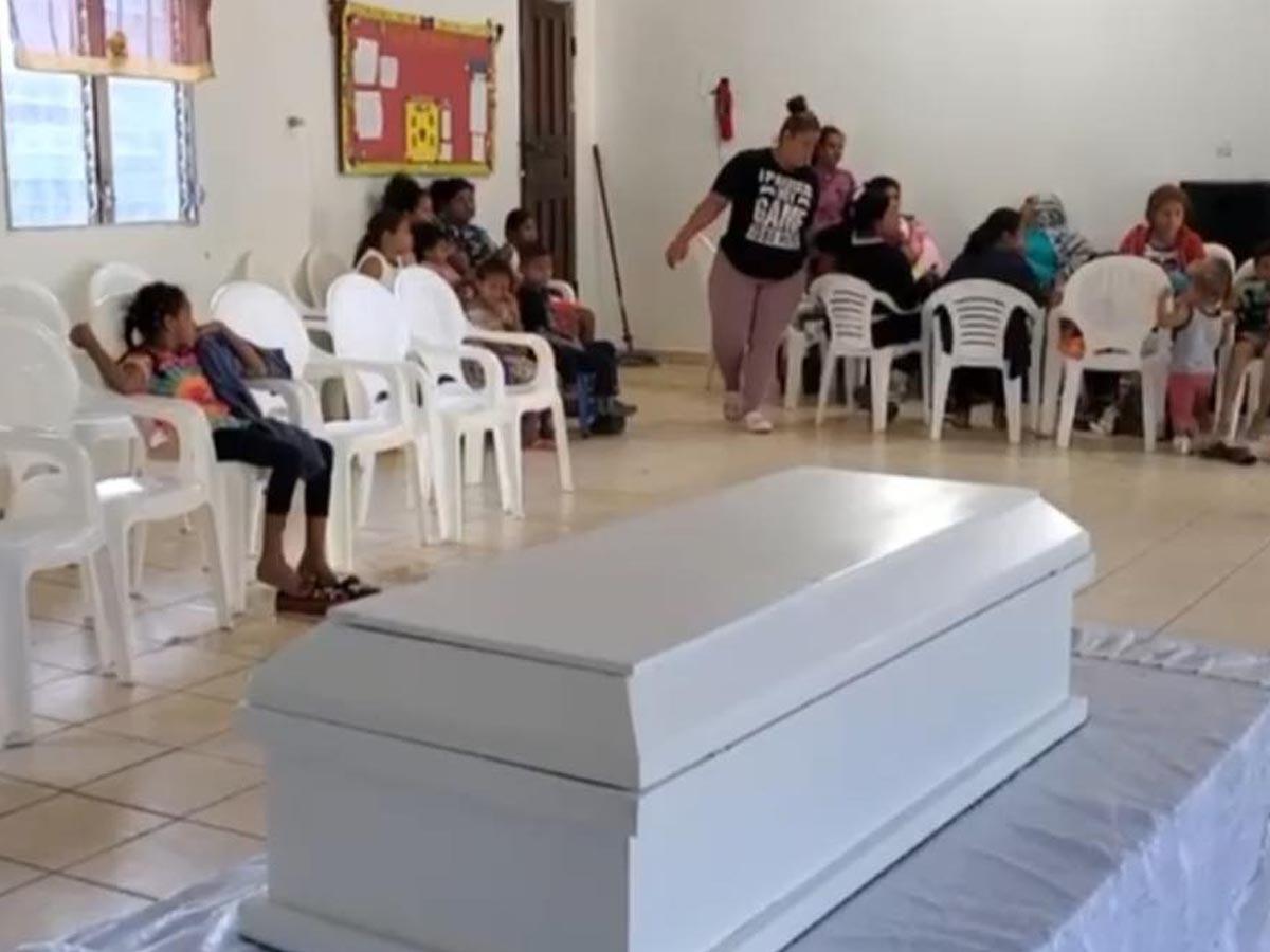 Consternación en velorio de niño quemado en La Ceiba