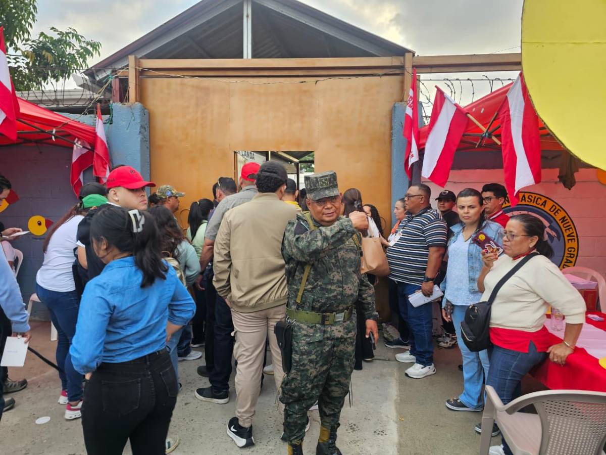 Sampedranos hacen filas desde temprano en los centros de votación de San Pedro Sula