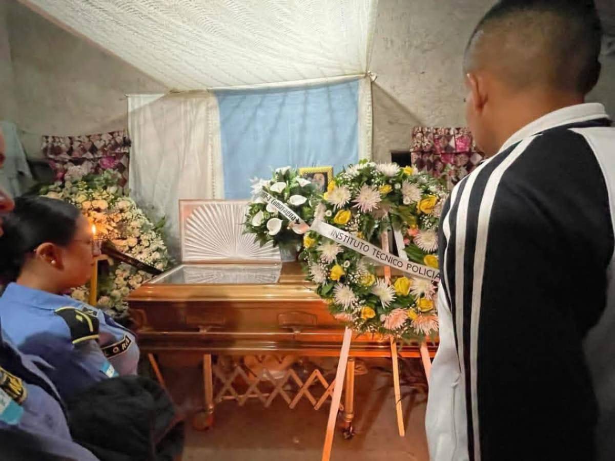 Entre llanto y dolor sepultan a cuatro policías víctimas de accidente en Lempira