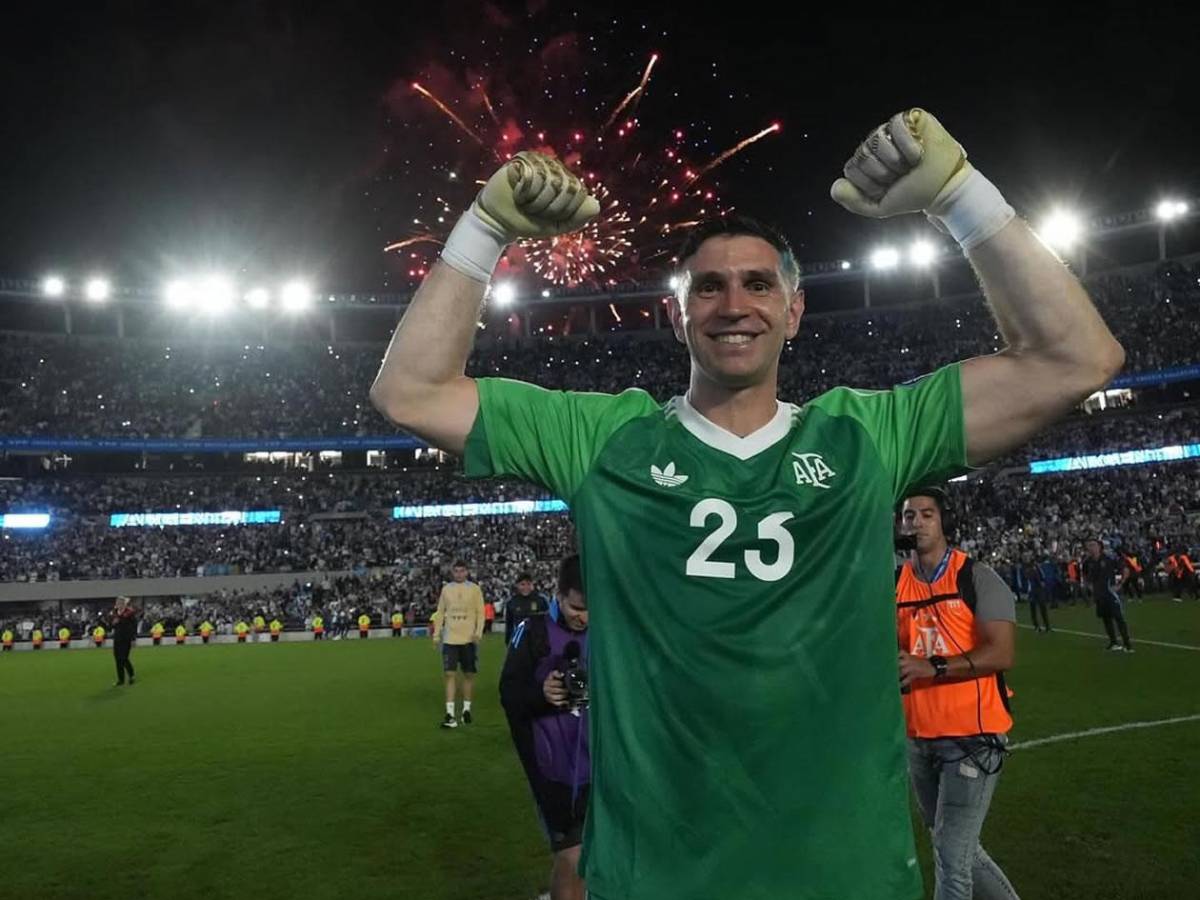 'Dibu' Martínez: los dos gigantes de Europa que pelean fichaje del portero argentino