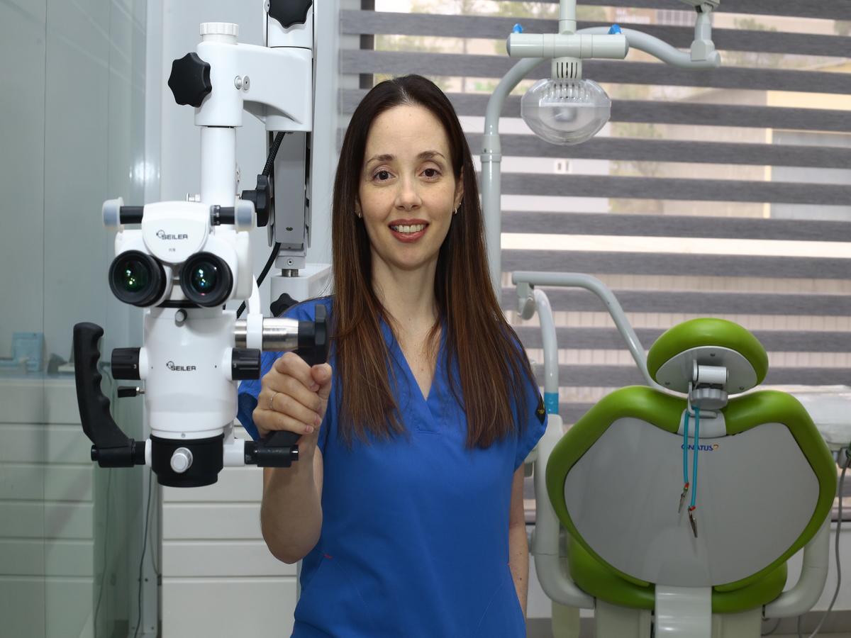 Dra. GABRIELA COLE, ESPECIALISTA EN MICROENDODONCIA