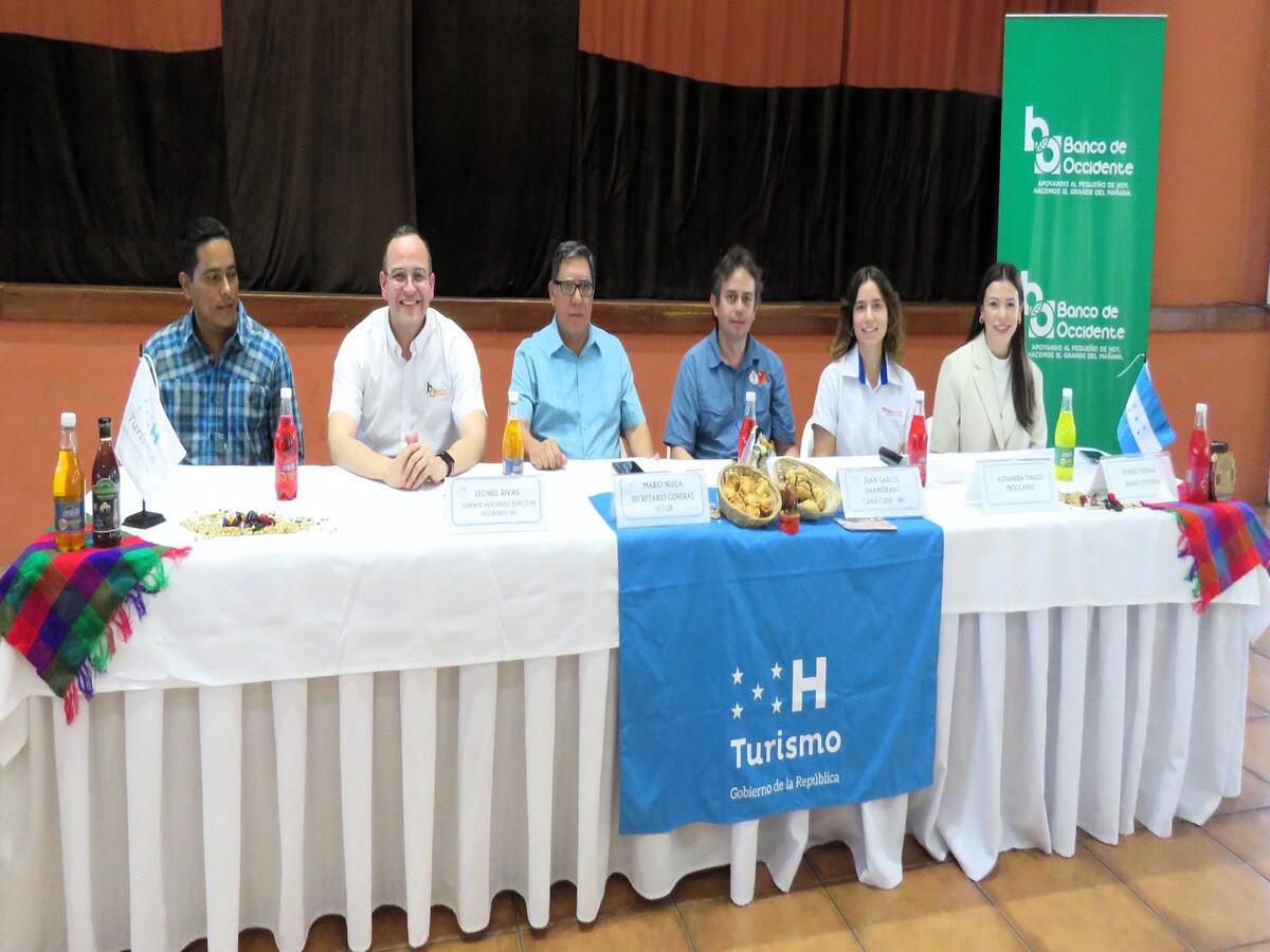 Representantes de Canaturh, Instituto Hondureño de Turismo, Museo de Antropología e Historia, Progcarne, y Banco de Occidente, en la conferencia de prensa Expo Copán en San Pedro Sula.