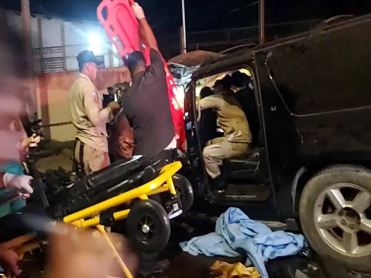 Caos y drama en la 33 calle: Bomberos salvan a conductor atrapado entre los hierros de su vehículo