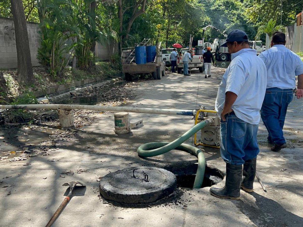 Vecinos de la Miguel Ángel entre el humo de la protesta y la inundación de las aguas negras