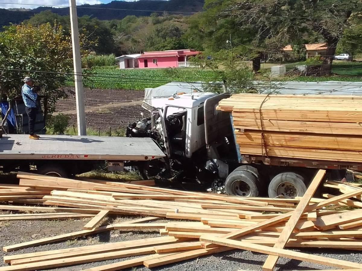 Salida a Olancho: choque entre rastras deja dos personas heridas