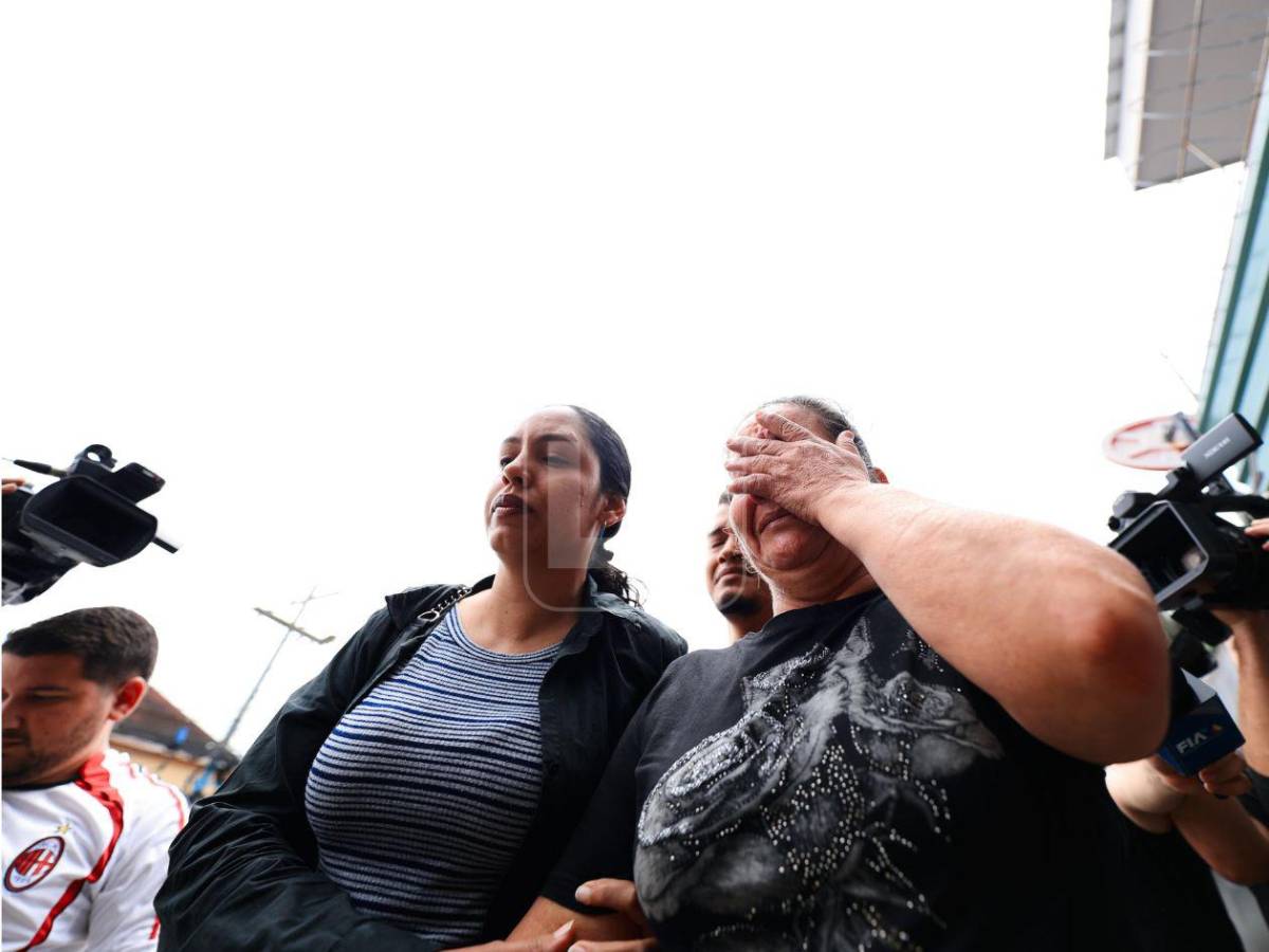 Fotos: el drama en la morgue al retirar cuerpos de víctimas de accidente en Roatán