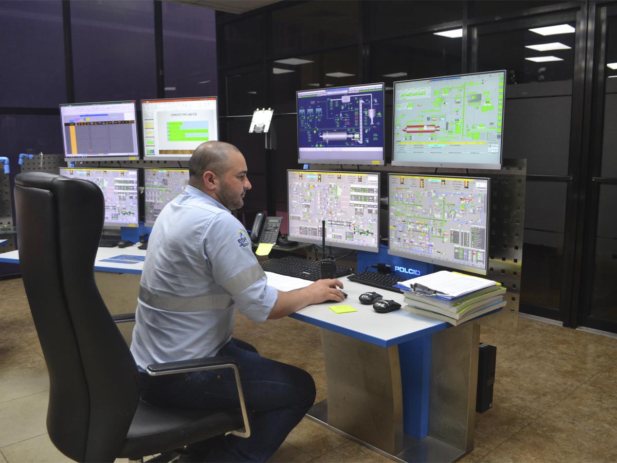 Personal en el moderno centro de control de Cenosa se mantiene en constante monitoreo.