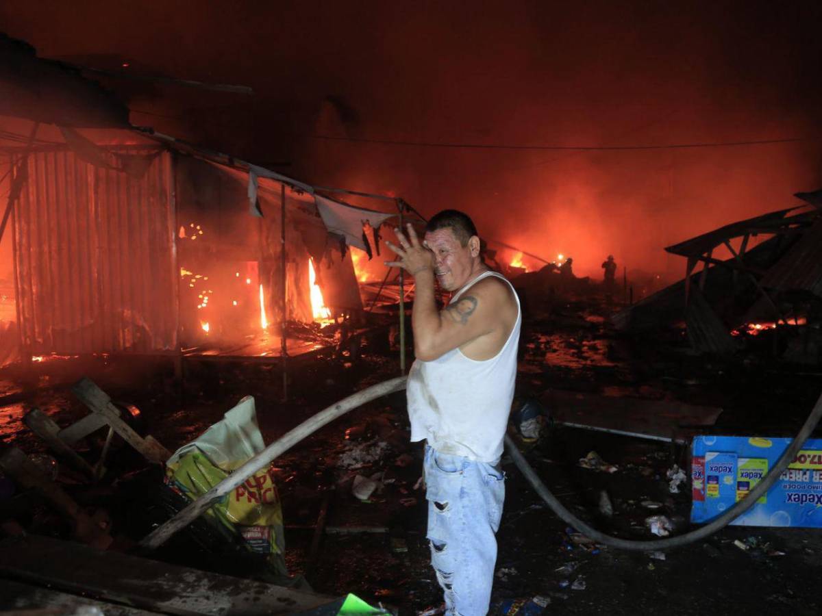Las fotos más impactantes del incendio en el mercado Medina