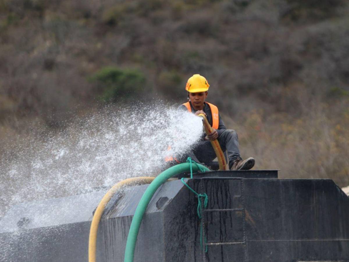 Bajo sol o la lluvia: el “motor laboral” de Honduras hace el trabajo pesado