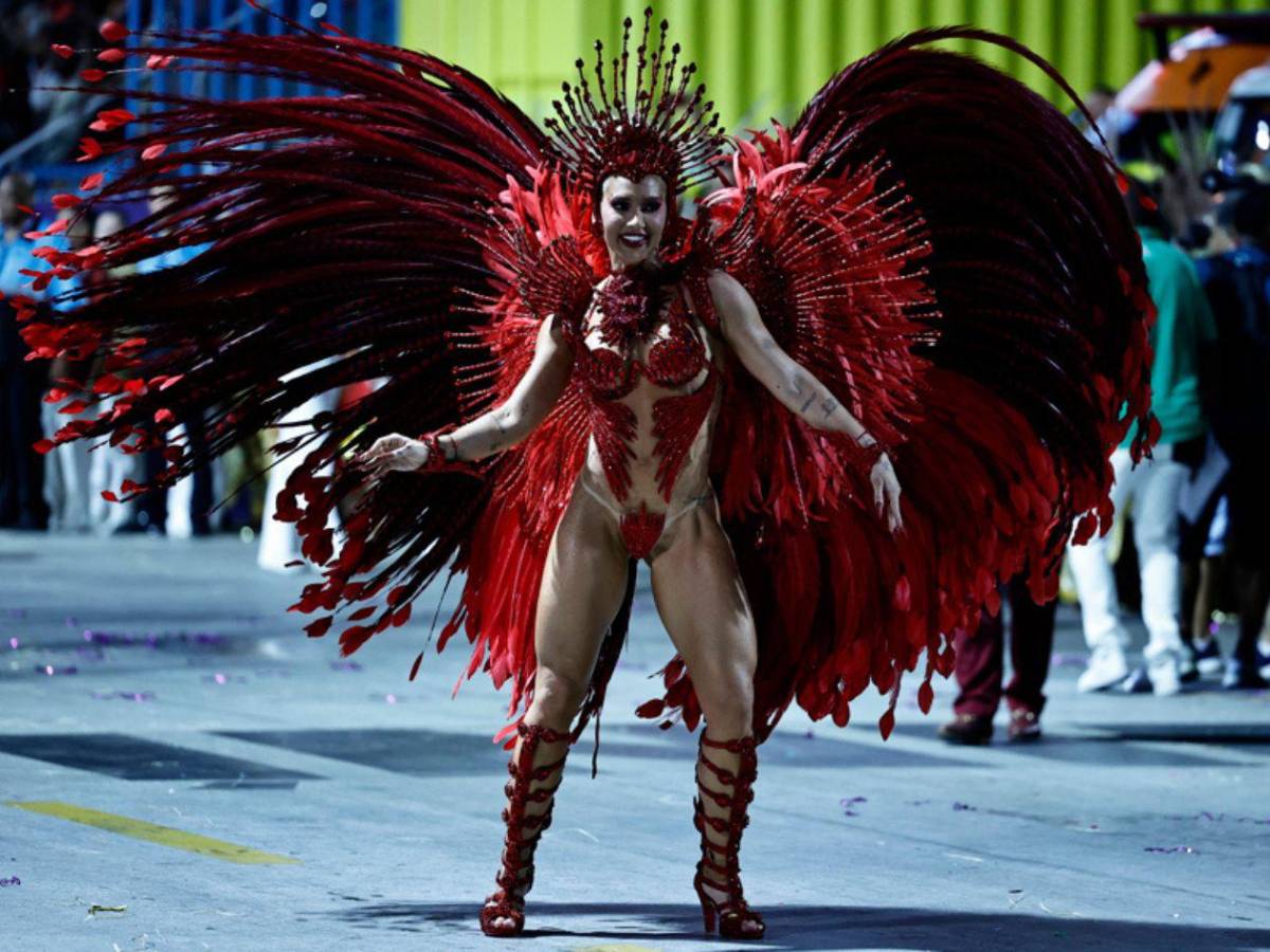 La novia de Vinicius debuta como reina en el carnaval de Río