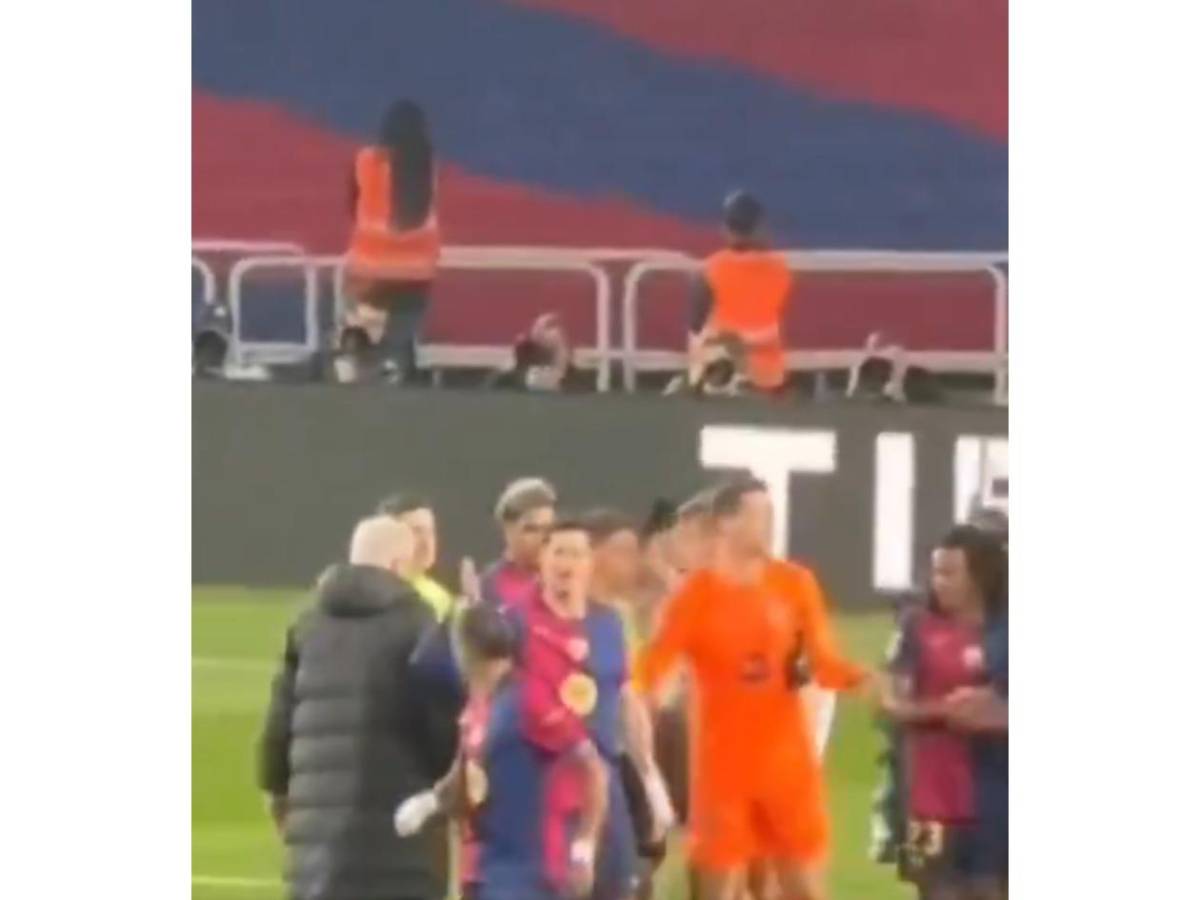 Raphinha pierde el control con el Barca y se lleva a Ter Stegen de encuentro