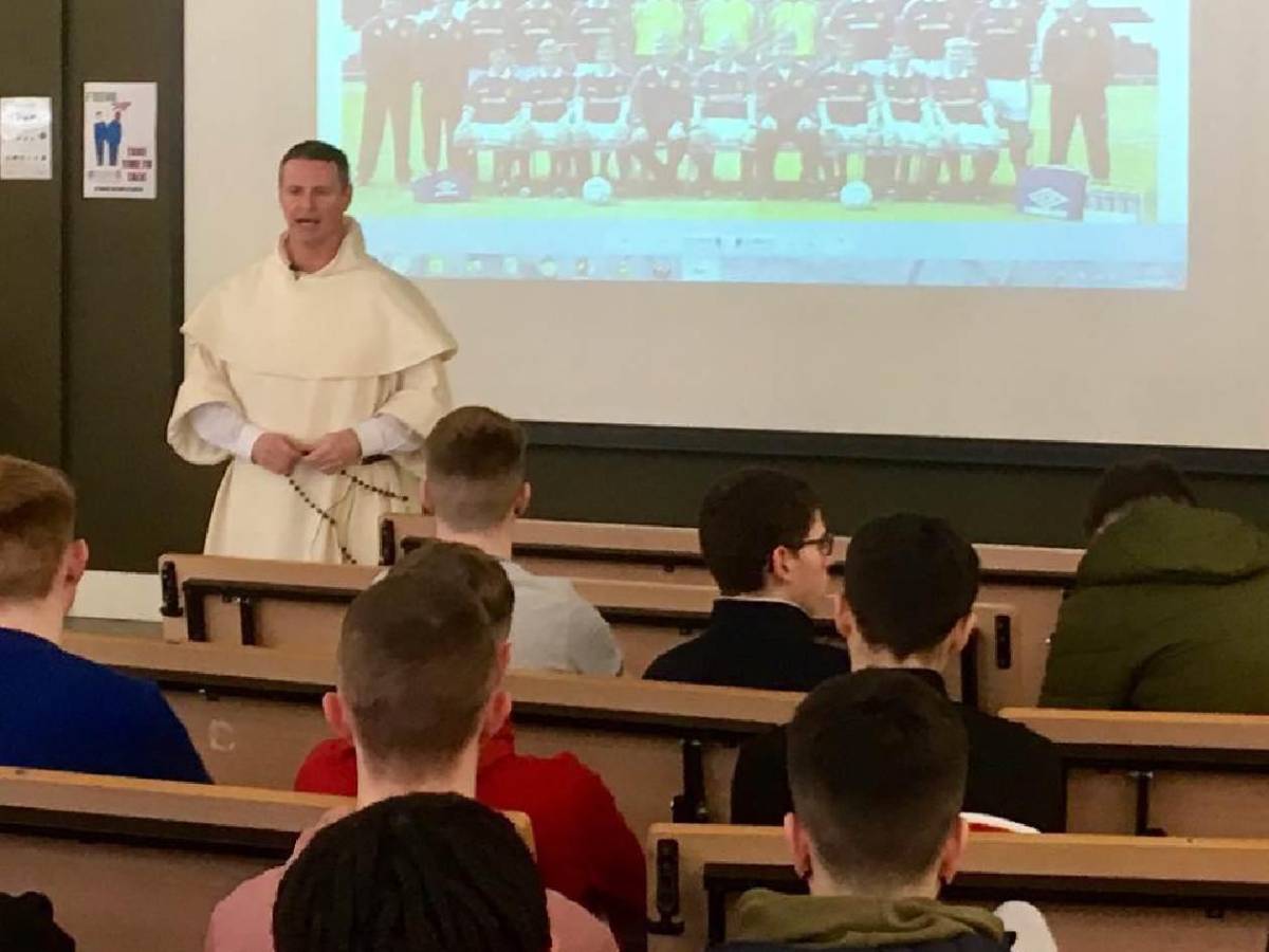 Ganaba un dineral, dejó el fútbol y sorprendió al convertirse en sacerdote