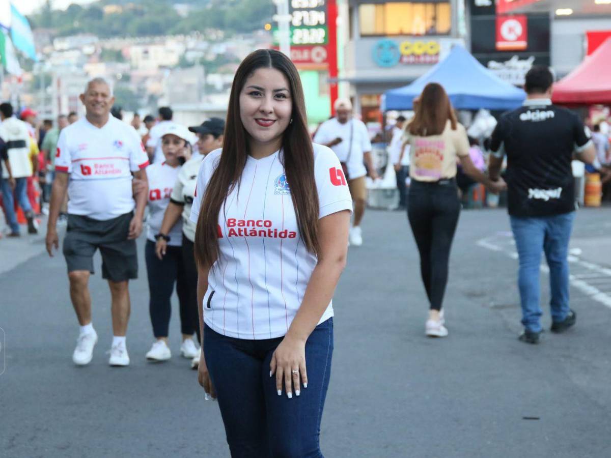 Show de la Ultra Fiel,chicas sensación de Olimpia y llenazo en el Chelato Uclés